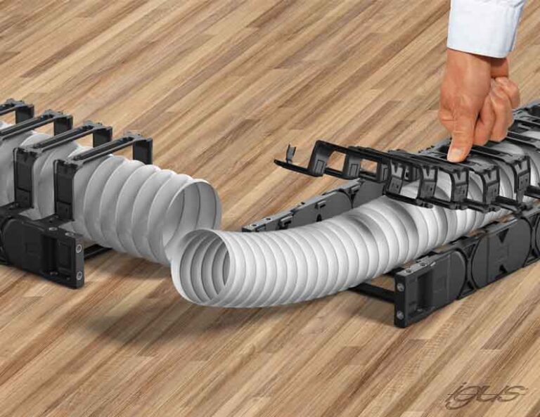 New E4Q e-chain with extender crossbars for safe guidance of large hoses